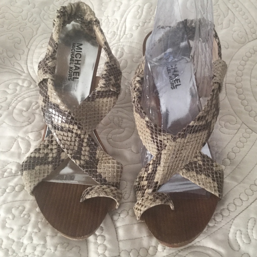 Michael kors size 6 1/2. Alligator sandals